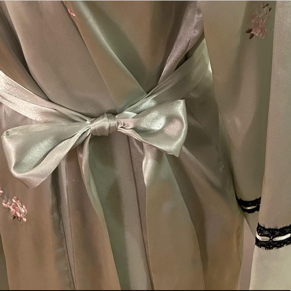 Morgan Taylor Robe - Picture 2 of 9